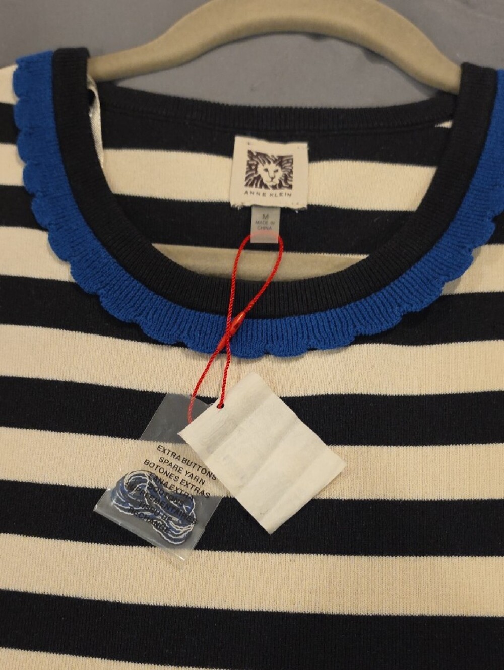 Women Sleeveless Knit Dress - Picture 3 of 3
